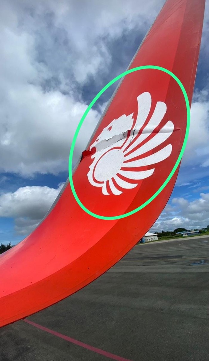 Penampakan sayap Lion Air usai menabrak garbarata di Bandara Mopah, Merauke.