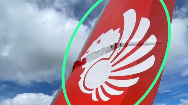 Penampakan sayap Lion Air usai menabrak garbarata di Bandara Mopah, Merauke.