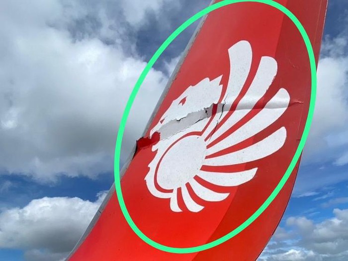 Penampakan sayap Lion Air usai menabrak garbarata di Bandara Mopah, Merauke.
