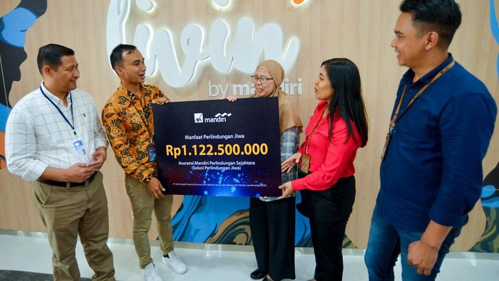 Pencairan Klaim AXA Mandiri Produk Asuransi Mandiri Jiwa Sejahtera memberikan perlindungan berupa manfaat santunan meninggal dunia karena sebab apapun, santunan meninggal dunia karena kecelakaan dan manfaat investasi jika ada.
Kepala Cabang Bank Mandiri Padang Pariaman Dodi Kurniawan (dua kiri) didampingi Area Sales Manager Padang 1 PT AXA Mandiri Financial Services (AXA Mandiri) Mirza (kiri), District Sales Head AXA Mandiri Perimita Sitepu (dua kanan) dan Area Sales Manager Padang 2 AXA Mandiri Didi Rohendi (kanan) menyerahkan secara simbolis pembayaran klaim sebesar lebih dari Rp1,1 miliar kepada Rachmawati (tiga kanan) ahli waris Nurdin Solichul Romadhan, nasabah produk Asuransi Mandiri Jiwa Sejahtera sejak tahun 2020 di Padang Pariaman, Sumatera Barat, Kamis (26/1/2023).