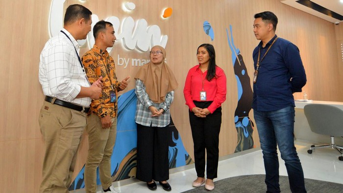 Pencairan Klaim AXA Mandiri Produk Asuransi Mandiri Jiwa Sejahtera memberikan perlindungan berupa manfaat santunan meninggal dunia karena sebab apapun, santunan meninggal dunia karena kecelakaan dan manfaat investasi jika ada.
Kepala Cabang Bank Mandiri Padang Pariaman Dodi Kurniawan (dua kiri) didampingi Area Sales Manager Padang 1 PT AXA Mandiri Financial Services (AXA Mandiri) Mirza (kiri), District Sales Head AXA Mandiri Perimita Sitepu (dua kanan) dan Area Sales Manager Padang 2 AXA Mandiri Didi Rohendi (kanan) menyerahkan secara simbolis pembayaran klaim sebesar lebih dari Rp1,1 miliar kepada Rachmawati (tiga kanan) ahli waris Nurdin Solichul Romadhan, nasabah produk Asuransi Mandiri Jiwa Sejahtera sejak tahun 2020 di Padang Pariaman, Sumatera Barat, Kamis (26/1/2023).