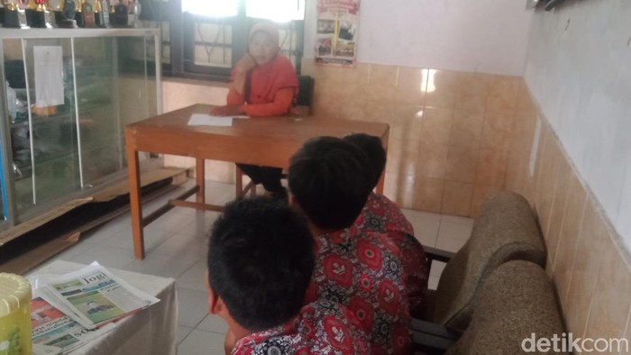Dua siswa kelas VI SDN di Sidowayah, Kecamatan Polanharjo yang dirayu orang misterius.