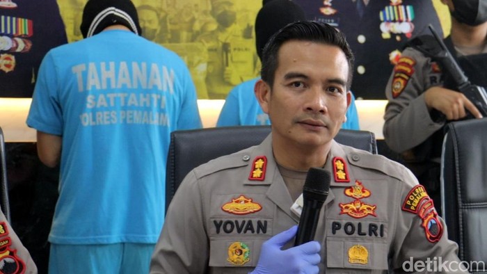 Konferensi Pers di Mapolres Pemalang dugaan pencabulan anak di bawah umur hingga hamil dan meninggalkan bayi untuk ditemukan.