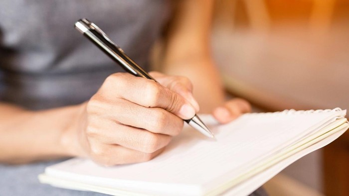 Teks sejarah adalah tulisan yang menceritakan latar belakang terjadinya suatu peristiwa. Teks sejarah disajikan dalam bentuk karangan fiksi maupun non fiksi.