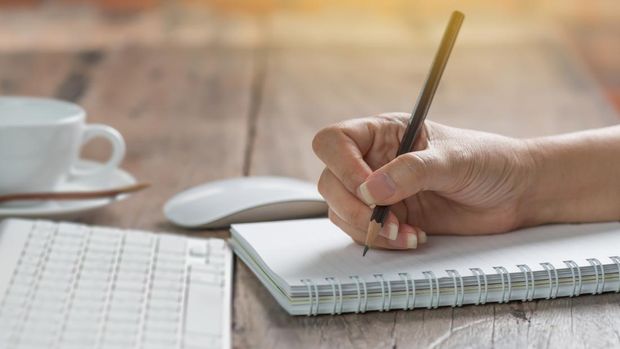 Teks sejarah adalah tulisan yang menceritakan latar belakang terjadinya suatu peristiwa. Teks sejarah disajikan dalam bentuk karangan fiksi maupun non fiksi.