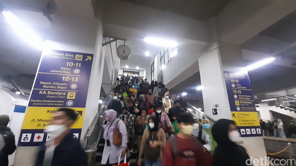Penumpukan antrean penumpang di Stasiun Manggarai, 26 Januari 2023. (Ilham Oktafian/detikcom)