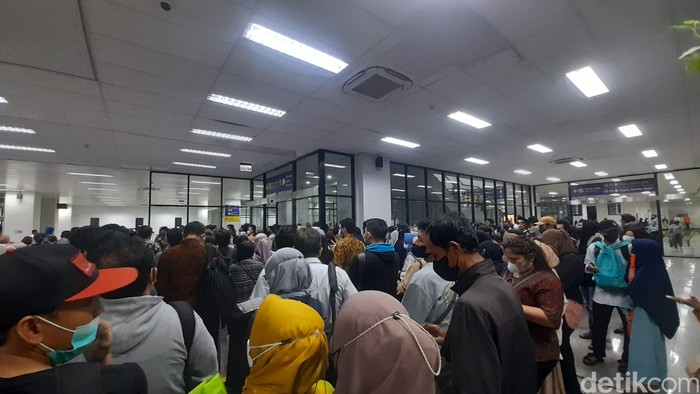 Penumpukan antrean penumpang di Stasiun Manggarai, 26 Januari 2023. (Ilham Oktafian/detikcom)