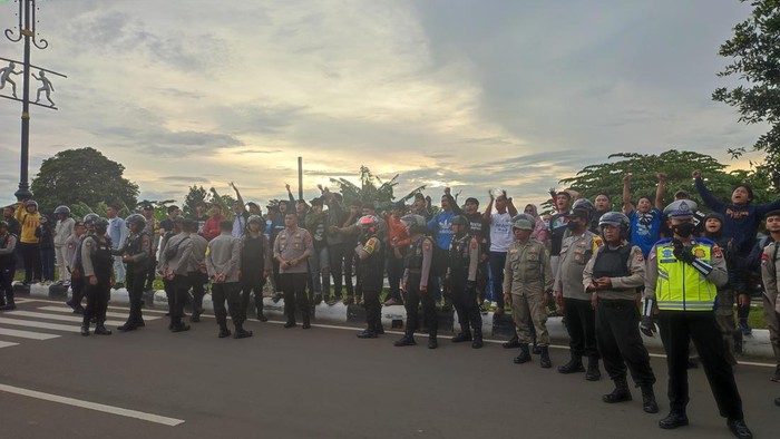 Persib Vs Borneo FC Digelar Tanpa Penonton, Suporter Padati Luar Stadion Pakansari (Rizky Adha-detikcom)