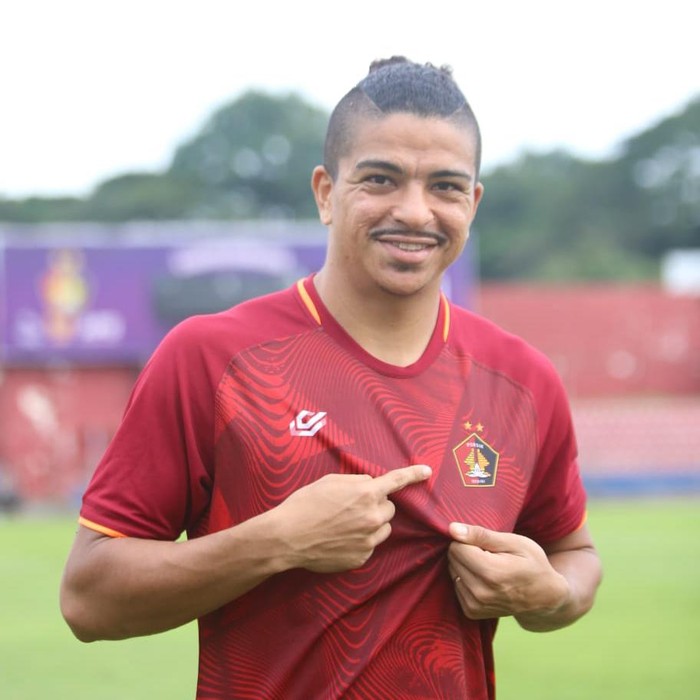 Persik Kediri melengkapi kuota pemain asing. Persik mendatangkan Anderson do Nascimento Cameiro usai melepas Arthur Felix.