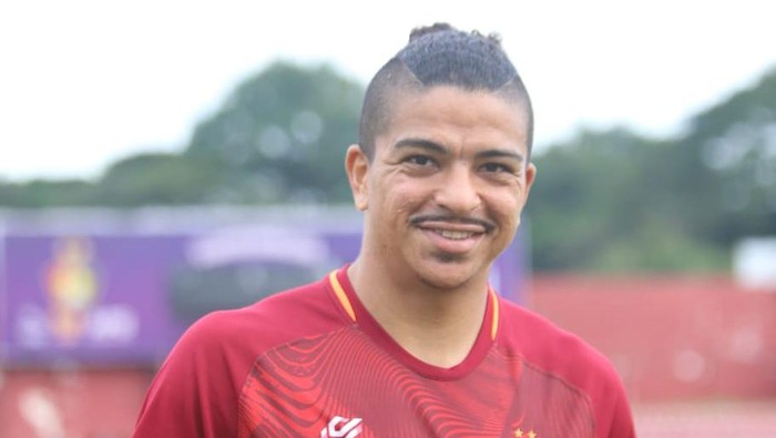 Persik Kediri melengkapi kuota pemain asing. Persik mendatangkan Anderson do Nascimento Cameiro usai melepas Arthur Felix.