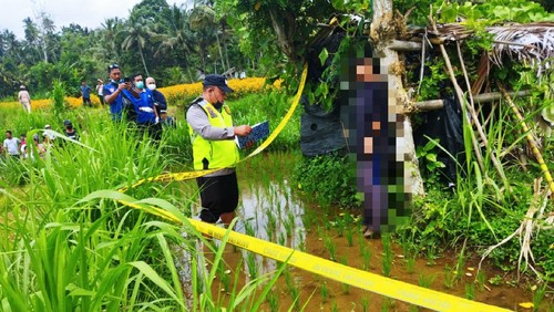 Personel dari Polsek Rendang saat melakukan olah TKP terhadap mendiang NWS yang gantung diri di pohon gamal di Desa Nongan, Karangasem Kamis (26/1/2023). (istimewa)