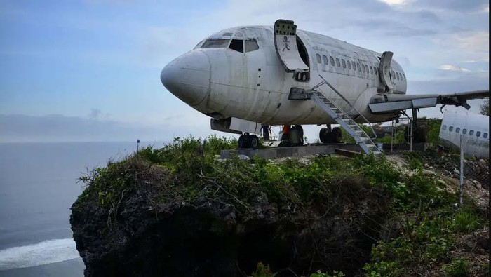 Pesawat Boeing 'Disulap' Jadi Villa Mewah di Bali Bertarif Rp 113 Juta/Malam Pesawat Boeing 737 milik maskapai Mandala Air yang sudah berhenti terbang pada tahun 2014 akan 'disulap' menjadi sebuah penginapan mewah.