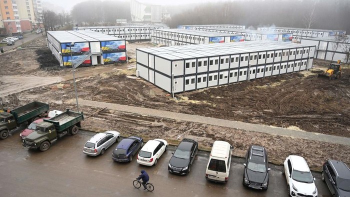 Polandia Bangun Rumah Darurat untuk Warga Ukraina, Begini Wujudnya Workers put the finishing touches to a modular housing complex donated by the Polish government as humanitarian aid for the temporary accommodation of evacuees, in Lviv on January 24, 2023, amid the Russian invasion of Ukraine. (Photo by YURIY DYACHYSHYN / AFP) (Photo by YURIY DYACHYSHYN/AFP via Getty Images)