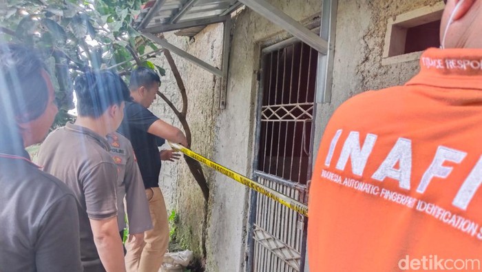 Polisi cek TKP pria Purwakarta tewas di kandang ayam.