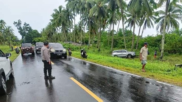 Polisi mengamankan lokasi tabrakan di Minsel, Sulut.