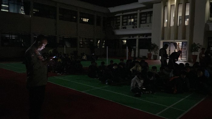 Polisi saat mengamankan pelajar di Sumedang