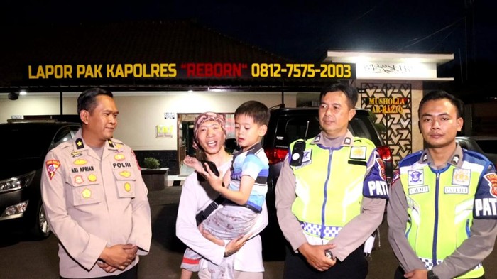 Polisi Serahkan Anak Tersesat di Angkot ke Keluarga