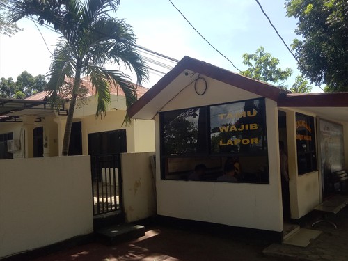 Pos Jaga Polres Manggarai Barat tempat Bripka Samsul Risal dianiaya, dipisahkan pembatas tembok dengan Rumah Dinas Kapolres Manggarai Barat, Kamis (26/1/2023). (Ambrosius Ardin)