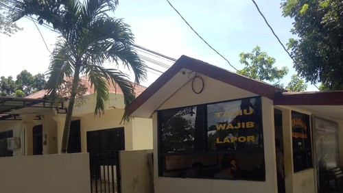 Pos Jaga Polres Manggarai Barat tempat Bripka Samsul Risal dianiaya, dipisahkan pembatas tembok dengan Rumah Dinas Kapolres Manggarai Barat, Kamis (26/1/2023). (Ambrosius Ardin)