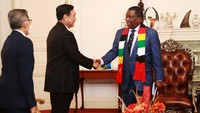 Menutup agenda perjalanannya di Afrika, pada Selasa (24/01/2023), Luhut beserta rombongan mengunjungi Zimbabwe. Luhut bertemu dengan Presiden Republik Zimbabwe, Emmerson Mnangagwa.