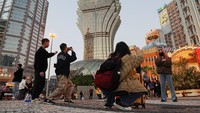 Pengunjung berfoto di luar kasino Grand Lisboa.