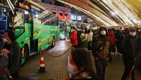 Pengunjung berjalan melewati kasino Grand Lisboa yang dioperasikan oleh SJM Holdings selama Tahun Baru Imlek di Makau, China, Selasa (24/1/2023).  