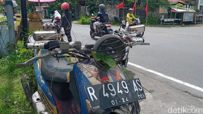 Potret motor matik yang diparkir 7 tahun di Jalan Raya Penggung-Jatinom Klaten. OIeh pemiliknya motor dibiarkan jadi semacam monumen di simpang tiga Desa Beku,Klaten. 
Foto diambil Kamis (26/1/2023).