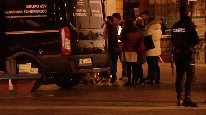 Pria Berparang Serang 2 Gereja di Spanyol Police officers detain a person following a stabbing incident at a church in Algeciras, Spain January 25, 2023 in this screen grab from a video. Spanish Police/via REUTERS /Handout via REUTERS THIS IMAGE HAS BEEN SUPPLIED BY A THIRD PARTY. MANDATORY CREDIT.