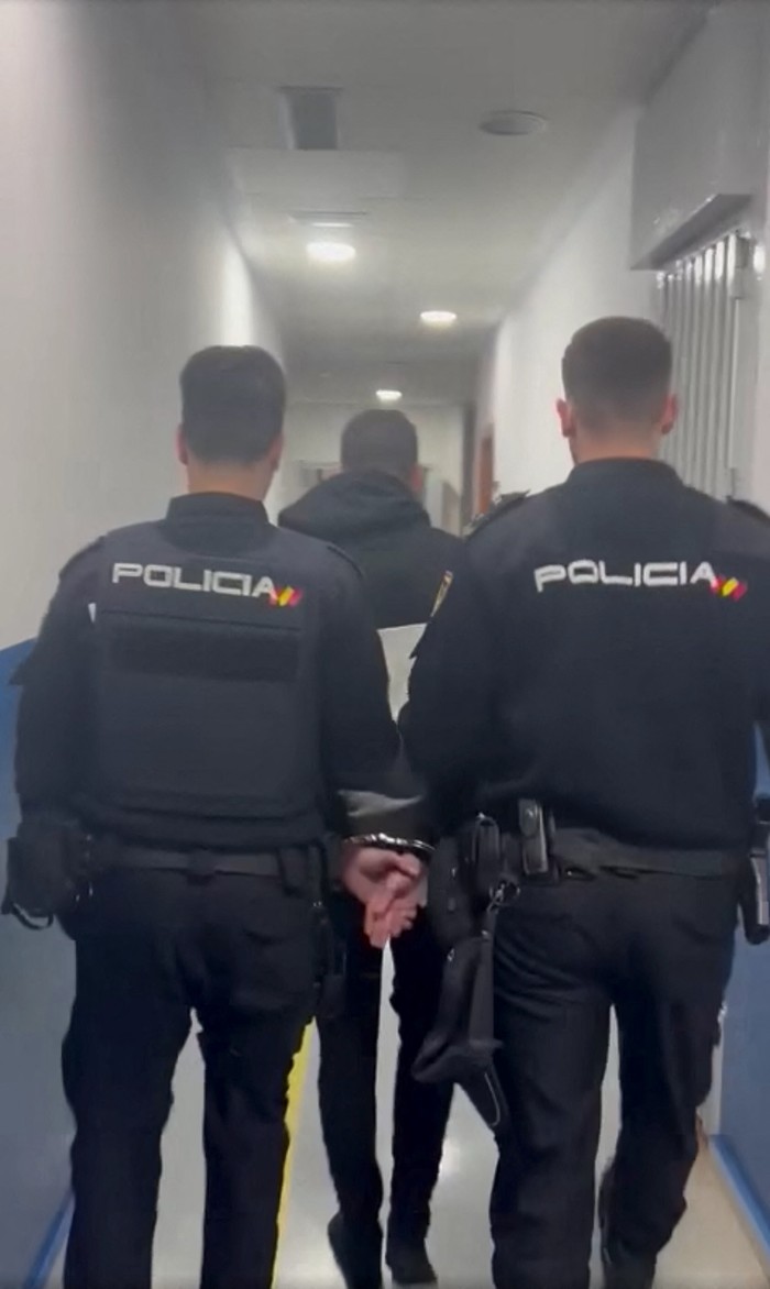 Pria Berparang Serang 2 Gereja di Spanyol Police officers detain a person following a stabbing incident at a church in Algeciras, Spain January 25, 2023 in this screen grab from a video. Spanish Police/via REUTERS /Handout via REUTERS THIS IMAGE HAS BEEN SUPPLIED BY A THIRD PARTY. MANDATORY CREDIT.