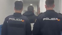 Pelaku kemudian berhasil ditangkap dan langsung dibawa ke kantor polisi.
