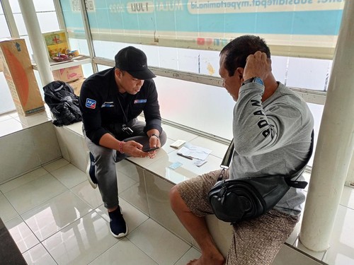 Proses pendaftaran di Help Desk SPBU Kapal, Badung, Kamis (26/1/2023). (Agus Eka)