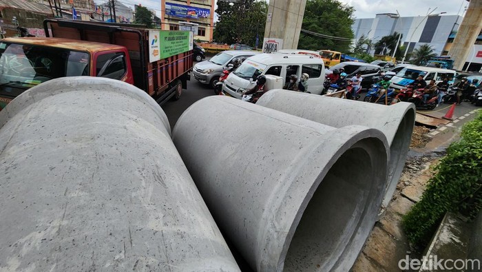 Proyek Gorong-gorong di Cipulir Masih Berlanjut, Macetnya Ampun-ampunan Warga mengeluhkan kondisi di beberapa lokasi pembangunan gorong-gorong di wilayah Cipulir, Jakarta Sealatan, Kamis (26/01/2023). Proyek pembangunan itu mengakibatkan kemacetan.