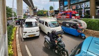 Kemacetan terjadi akibat penyempitan lajur dari dua menjadi satu lajur tersisa. Sebelumnya, tak jauh dari proyek Gorong-gorong ini, juga dilakukan proyek serupa yakni dari pertigaan Ulujami hingga pertigaan Swadarma. 