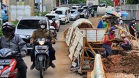 Pengendara melintasi proyek gorong-gorong di Cipulir, Jakarta Selatan, Kamis (26/01/2023).