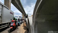 Kemacetan akibat gorong-gorong ini mulai dari arah Kebayoran Lama hingga menuju Ciledug, Kota Tangerang. 