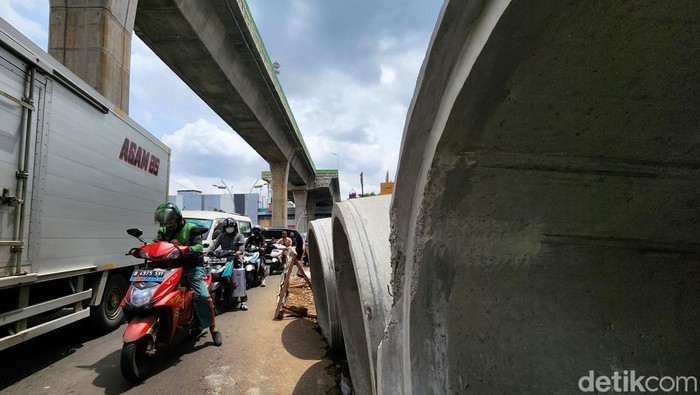 Proyek Gorong-gorong di Cipulir Masih Berlanjut, Macetnya Ampun-ampunan Warga mengeluhkan kondisi di beberapa lokasi pembangunan gorong-gorong di wilayah Cipulir, Jakarta Sealatan, Kamis (26/01/2023). Proyek pembangunan itu mengakibatkan kemacetan.