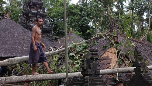 Bale pesantian Pura Pejenengan Dadia Gajah Para Gegelang Kelod Kauh yang rusak parah setelah tertimpa pohon tumbang di Desa Gegelang, Manggis, Karangasem, Kamis (26/1/2023).