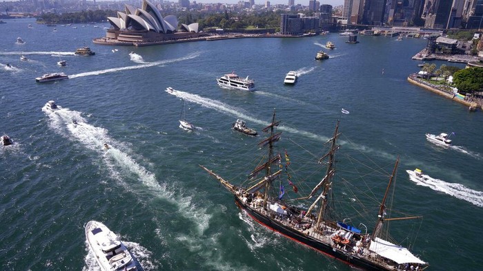 Rayakan Hari Australia, Ratusan Kapal Serempak Berlayar di Sydney Pleasure craft and a tall ship sail on Sydney Harbour during Australia Day celebration in Sydney, Thursday, Jan. 26, 2023. Australia marks the anniversary of British colonists settling modern day Sydney in 1788 while Indigenous protesters deride Australia Day as Invasion Day. (AP Photo/Rick Rycroft)