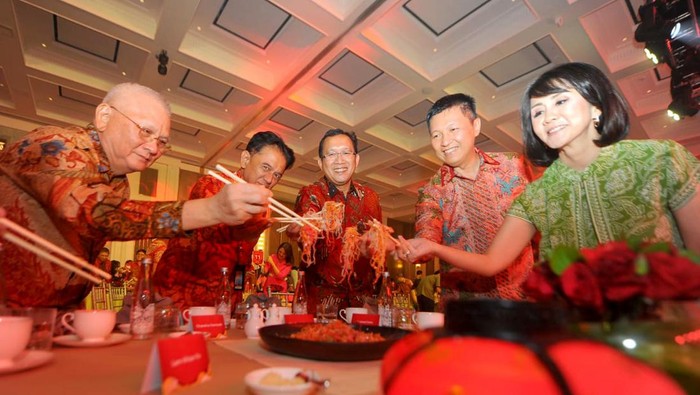 Rayakan Imlek Bersama Nasabah Prioritas Direktur Utama Bank BTN Haru Koesmahargyo dan Komisaris Utama Bank BTN Chandra M Hamzah bersama nasabah BTN Prioritas merayakan Chinese New Year atau Imlek 2023 dengan menggelar Tuan Nian Fan di Jakarta, Rabu (25/1). Dalam perayaan Imlek 2023 bersama nasabah BTN Prioritas, Bank BTN juga menggelar diskusi Market Outlook & Chinese New Year 2023 dengan tema