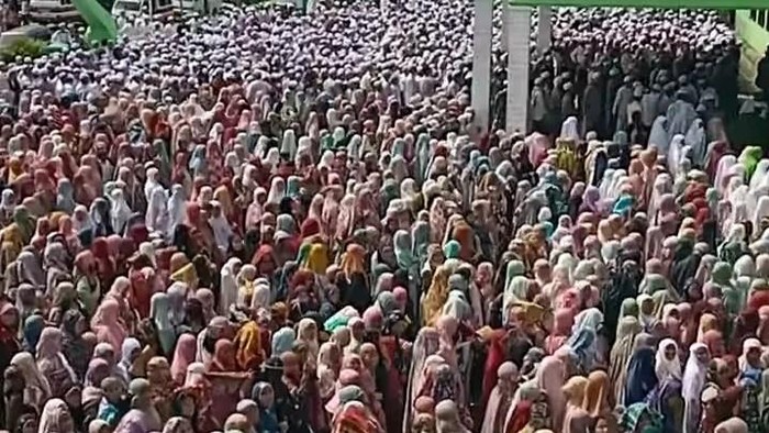 Ribuan santri Musthafawiyah Purba Baru saat menyalatkan jenazah Mursyadil (Foto: Istimewa)