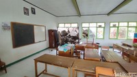 Pihak sekolah tetap melaksanakan kegiatan belajar mengajar. Kelas IV sebanyak 20 siswa yang biasa menggunakan ruangan tersebut sementara diungsikan ke ruangan lain. Sedangkan guru menggunakan ruang perpustakaan. (Foto: Dadang Hermansyah/detikJabar)