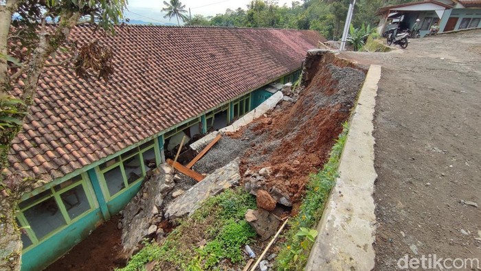 Ruangan di SDN Sandingtaman, Ciamis, diterjang longsor padaRabu (25/1/2023).