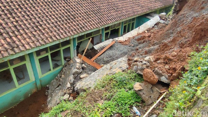 Ruangan di SDN Sandingtaman, Ciamis, diterjang longsor padaRabu (25/1/2023).