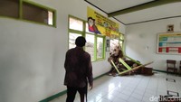 Kepala SDN 5 Sadapaingan Iyos Mulyana pun menggilir kegiatan belajar kelas 1 dan kelas 2 dengan jadwal pagi dan siang. Hal itu mengingat ruangan kelas terbatas akibat rusak diterjang longsor tembok tebing. (Foto: Dadang Hermansyah/detikJabar)