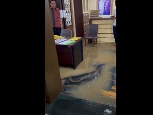 Bupati Inhil Ngungsi gegara Rumah Dinas Kena Banjir Rob