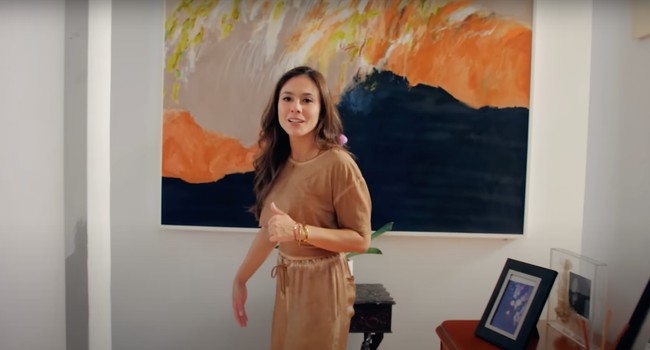 Untuk mempercantik ruangan, Wulan juga menambahkan beberapa lukisan. Salah satunya lukisan yang cukup besar yang satu ini. Lukisan tersebut terletak di antara ruang tamu menuju tangga di rumahnya. Foto: YouTube/Wulan Guritno