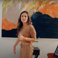 Untuk mempercantik ruangan, Wulan juga menambahkan beberapa lukisan. Salah satunya lukisan yang cukup besar yang satu ini. Lukisan tersebut terletak di antara ruang tamu menuju tangga di rumahnya. Foto: YouTube/Wulan Guritno