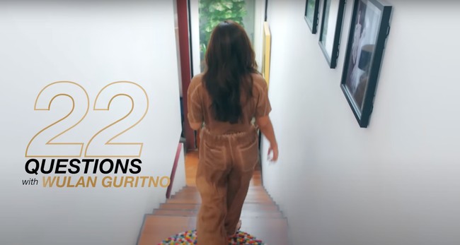 Turun ke lantai bawah rumah, Wulan melewati tangga yang berada di lorong samping rumahnya. Di lorong tangga tersebut dipajang beberapa foto-foto pada bagian dindingnya. Foto: YouTube/Wulan Guritno