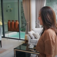 Ruang santai atau ruang keluarganya tampak dibatasi dengan jendela kaca yang cukup besar. Sehingga dari ruang keluarga bisa terlihat kolam renang di bagian belakang rumah Wulan. Foto: YouTube/Wulan Guritno