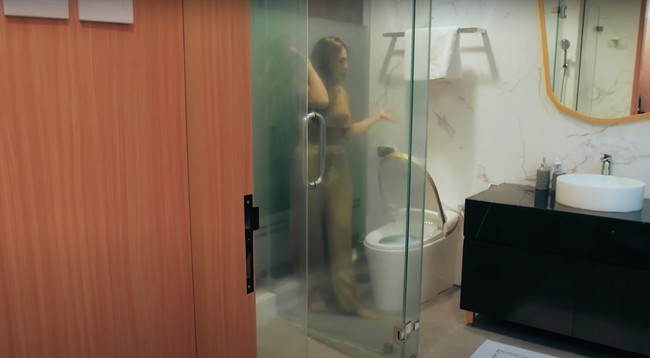 Rumah Wulan Guritno juga dilengkapi dengan fasilitas toilet berteknologi canggih. Dijelaskan Wulan bahwa kloset duduk di rumahnya itu bisa terbuka, menutup dan flushing secara otomatis. Foto: YouTube/Wulan Guritno